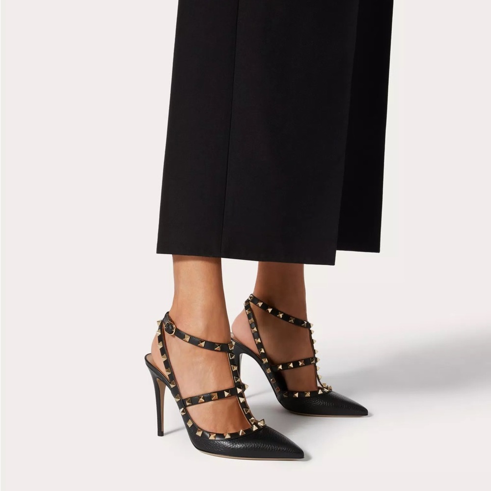 ROCKSTUD GRAINY LEATHER ANKLE STRAP PUMP 100 MM -Black and Gold